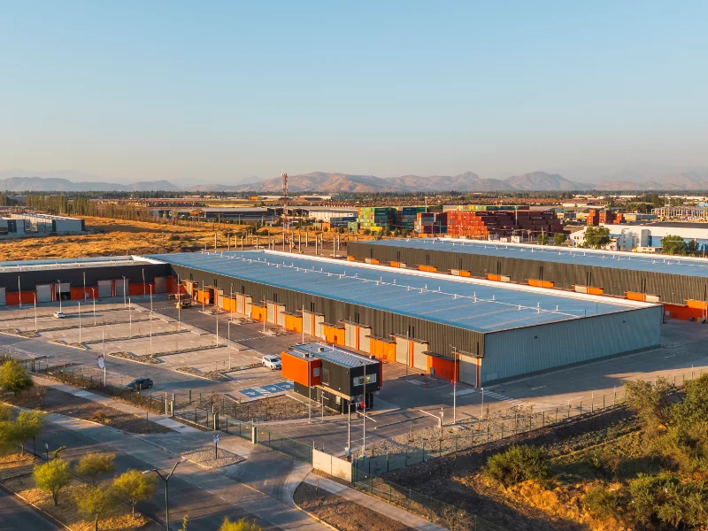 Vista aérea del centro Procentro Valle Grande en Lampa, con bodegas de portones naranjos y patios de maniobra